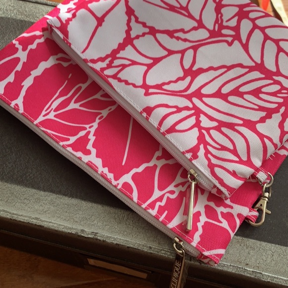 Pair of Clinique cosmetic bags in fuschia - Picture 3 of 7